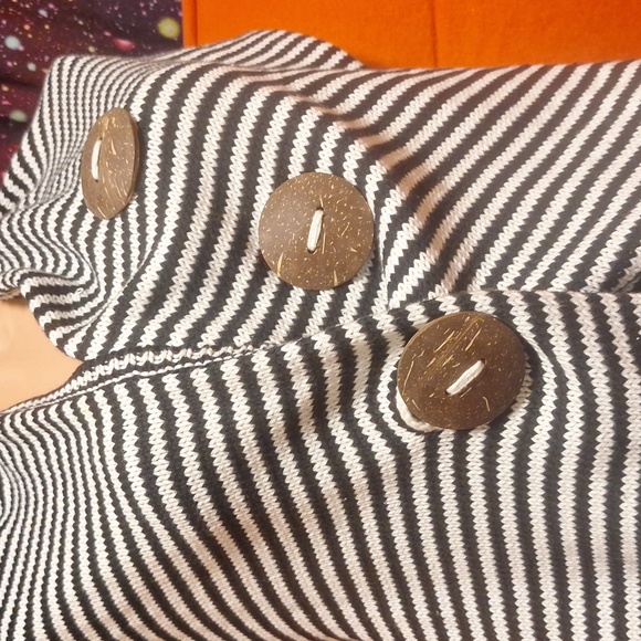 Black a white stripped scaf with the wooden buttons - Picture 6 of 6